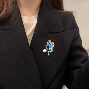 Exquise broche papillon avec ailes en émail, strass étincelants et une grande perle
