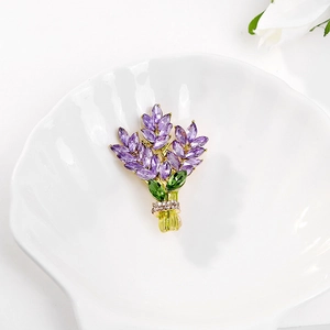 Dettaglio della spilla a mazzo di lavanda con cristalli viola e steli dorati su conchiglia