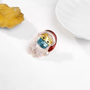 Kreative Weihnachtsmann-Brosche mit blauer Gesichtsmaske, roter Mütze und Golddetails