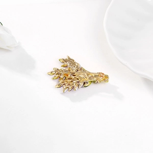 Vista posteriore dettagliata della spilla lavanda dorata con chiusura a spillo sicura