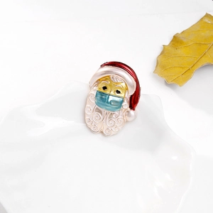 Details einer Weihnachtsmann-Brosche mit blauer Maske und roter Emaillierung