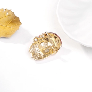 Detailansicht der goldenen Weihnachtsbroschens Rückseite mit Vintage-Hohlmuster und Sicherheitsnadel