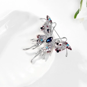 Eleganter Schmetterlings-Brosche mit blauem Kristall und bunten Strasssteinen