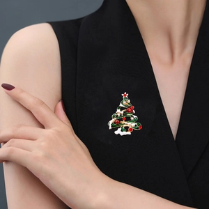 Broche sapin de Noël exquise avec émail vert et strass sur le revers d'un costume noir