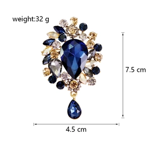 Detailansicht der luxuriösen Kristallbrosche mit 7,5x4,5cm Größe und 32g Gewicht
