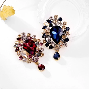 Vintage-Kristallbroschen mit Tropfenanhängern in Rubinrot und Saphirblau-Designs