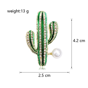 Spilla cactus dorata con smalto verde, strass bianchi e perla decorativa fine