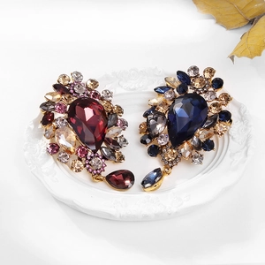 Detailaufnahme luxuriöser Vintage-Kristallbrosche mit tropfenförmigen Steinen und Goldfassung