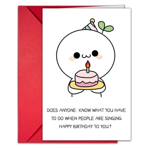 Jolie carte d'anniversaire avec personnage de dessin animé et enveloppe rouge