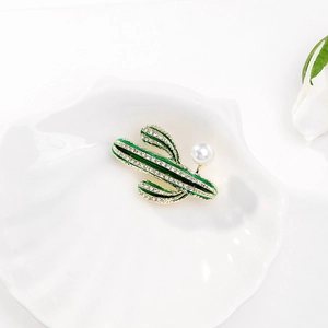 Elegante spilla a cactus in smalto verde con strass scintillanti e perla bianca intarsiata