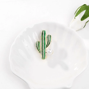Elegante spilla a cactus in smalto verde con cristalli e perla su vassoio bianco