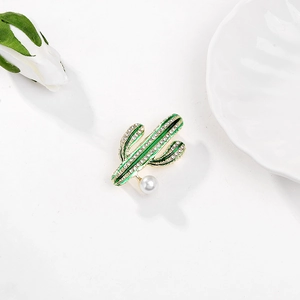 Spilla cactus elegante in smalto verde con cristalli e perla bianca su base dorata