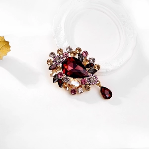 Vintage-Luxus-Brosche mit bunten Kristallen, rotem Edelstein und goldenem Anhänger