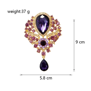 Detailweergave van paarse kristallen broche met afmetingen van 9 cm hoog en 5,8 cm breed