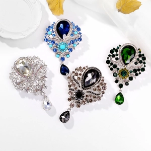 Vintage kristallen broches in druppelvorm in blauw, groen, grijs en wit met strassteentjes