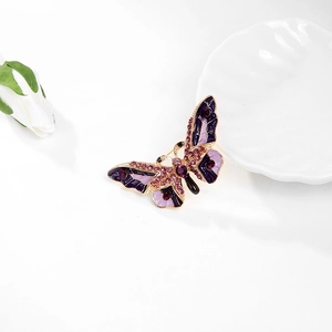 Broche papillon dorée exquise avec cristaux violets et travail minutieux en émail fin