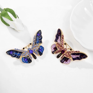 Vue détaillée de broches papillon élégantes avec finition émail et cristaux brillants