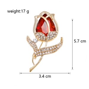 Dettaglio della spilla a tulipano con pietra rossa e misure 5,7 cm per 3,4 cm