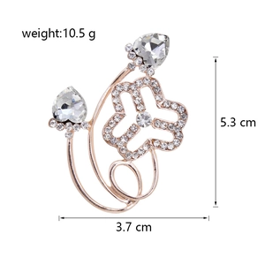 Vista dettagliata della spilla floreale in oro rosa con cristalli a cuore e dimensioni 5,3x3,7cm