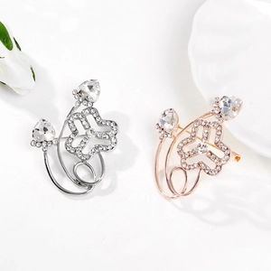 Eleganti spille floreali in oro e argento con strass scintillanti e cristalli lucidi