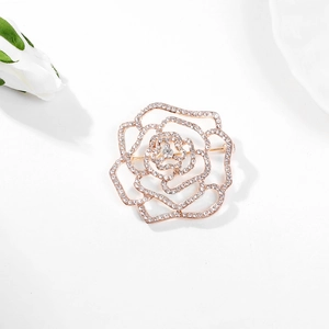 Broche élégante en forme de rose évidée en alliage doré avec cristaux et strass blancs