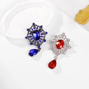 Elegante Vintage-Blumenbrosche aus Legierung mit Tropfenanhänger, Blau und Rot Strass