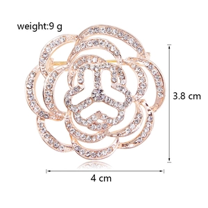 Vue détaillée de la broche rose dorée avec strass scintillants, taille 4cm x 3,8cm