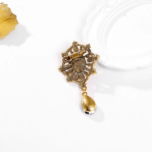 Detailansicht der Vintage-Brosche aus Goldlegierung mit sicherem Metallstift