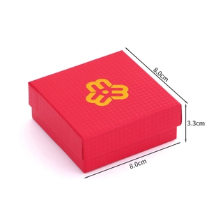 Caja de regalo roja cuadrada para joyería con textura y logotipo de flor dorada 8x3.3cm