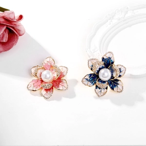 Broches fleurs élégantes en émail avec perles et cristaux, designs floraux rose et bleu