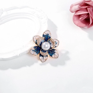 Broche fleur dorée élégante avec pétales en émail bleu et perle centrale blanche