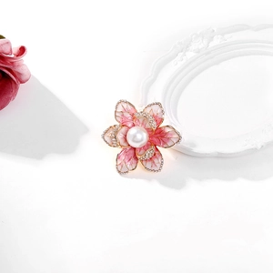 Élégante broche fleur en émail rose avec perle centrale et cristaux brillants dorés