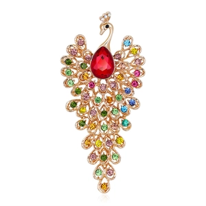 Broche paon avec strass colorés et pierre précieuse rouge en forme de poire dorée