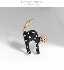 Detailansicht der Katze-Brosche in Schwarz und Gold mit Emaille-Finish und Punkten