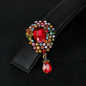 Broche vintage de luxe avec pendentif en cristal rouge et strass colorés sur métal doré