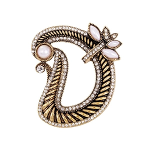 Vintage letter D broche in antiek goud met parels en kristallen op witte achtergrond