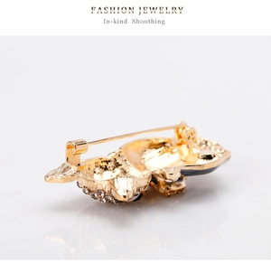 Detail view of the secure safety pin clasp on the gold-plated alloy cat brooch back