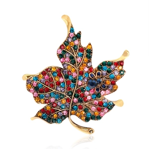 Broche vintage feuille d'érable avec strass colorés sur une base dorée