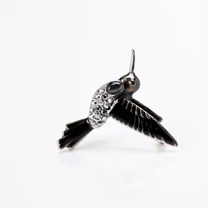 Detail der Kolibri-Brosche mit dunklem Metall, grauen Strasssteinen und Opalstein