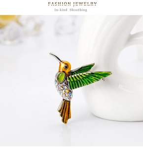 Exquisite Kolibri-Brosche mit grünen Emaille-Flügeln und lebhaften Kristall-Strasssteinen