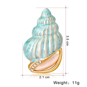 Elegante hellblaue Schneckenbrosche mit Muschelspirale und eingelegten Strasssteinen
