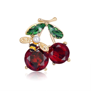Broche cerise exquise avec pierres rouges, feuilles émaillées et une abeille en perle