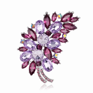 Elegante broche de flor en cristal púrpura con gemas marquesa y detalles de tallo plata