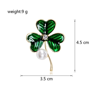 Broche trèfle en émail vert avec perle et strass sur base en métal doré