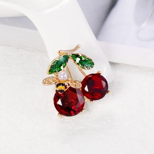 Broche cerise mignonne avec cristaux rouges, feuilles en émail vert et charme d'abeille en perle
