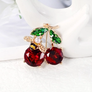 Broche cerise mignonne avec cristaux rouges, feuilles émaillées et abeille en perle