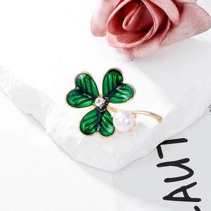 Élégante broche trèfle à quatre feuilles avec émail vert et détail en perle ronde