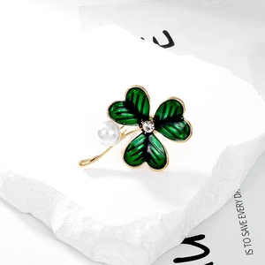 Broche trèfle à quatre feuilles élégante avec émail vert, perle blanche et métal doré