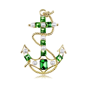 Broche ancre baroque avec cristaux verts et perles blanches sur métal doré