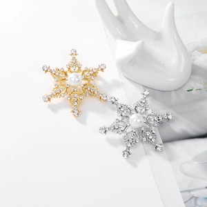 Set de elegantes broches de copo de nieve con cristales y perlas en acabado oro y plata